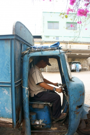 Driver startup the three-wheeled taxi at Sai Gon, April 10, 2013 のeditorial素材
