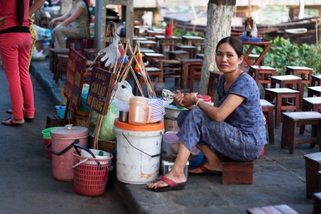  Food vendor sell Mi Quang on sidewalk, Hoi An, May 13, 2012のeditorial素材