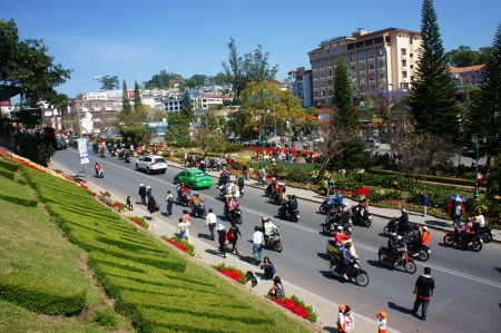 DA LAT, VIET NAM- DEC 28: Traveler travel on holiday (vacation) at flower city, group of people walking, enjoy springtime,  take photo with flower show on street in Dalat, Vietnam on Dec 28, 2013のeditorial素材
