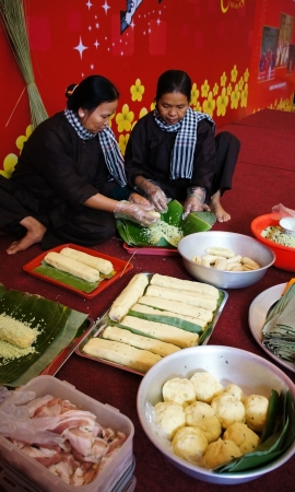 VIET NAM- JAN 15  People with traditional Vietnamese dress making traditional food- cylindric rice cake   banh Tet  for Tet   Lunar New Year , this のeditorial素材