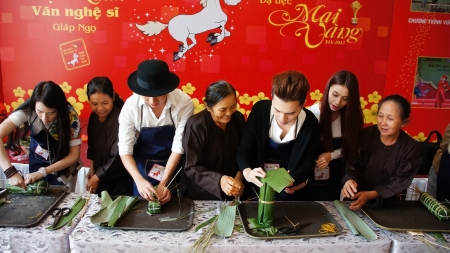 HO CHI MINH CITY, VIET NAM- JAN 15  Artist people in make cake competition, they doing traditional food - banh tet  famous food in Tet  Lunar New Year - with  joyful and clever, Vietnam, Jan 15, 2013のeditorial素材