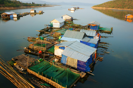 DAKLAK, VIET NAM- FEB 26: Asian residence on water,  group of floating house of fishing village, beautiful Vietnamese countryside, impression panoramic, Dak Lak, Vietnam, Feb 26, 2015のeditorial素材