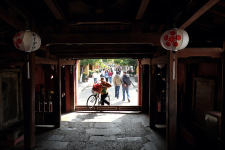 HOI AN, VIET NAM- FEB 17, 2016: Group of people travel Hoian old town, ancient house, country heritage, city friendly with environment, walk, bicycle or pedicab on street, traveller visit at Vietnamのeditorial素材