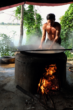 HOI AN, VIET NAM- FEB 17, 2016: Vietnamese people process mussel, they cook seafood in boil water by firewood, mussel in famous food in Hoian, Vietnamのeditorial素材