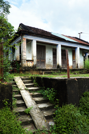 BINH DINH, VIET NAM- NOV 2, 2017: Desert house downgrade with wood door, stairs in front of, the old home with traditional architecture begin corrupt by timeのeditorial素材