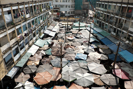 HO CHI MINH CITY, VIET NAM- AUG 8, 2017: Amazing panoramic from high view of outdoor market among old building, open air market with group of parasol make impression scene on day, Vietnamのeditorial素材