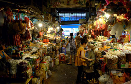 HO CHI MINH CITY, VIET NAM- JAN 6, 2020: Indoor dried food market with many stalls of eating in yellow lamp, Vietnamのeditorial素材