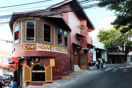 DA LAT, VIETNAM- JAN 27, 2020: Amazing vintage architecture of sweet soup restaurant, a famous place to check in when travel this city with beautiful architect in brown color at bend of slope streetのeditorial素材