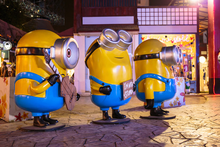 Bangkok, Thailand. - OCTOBER 23, 2015 : Bob, Stuart and Kevin, characters of the movie "Minions" with sign "I'M WITH STUPID"のeditorial素材