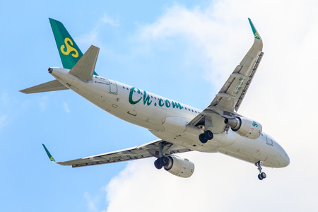 Bangkok, Thailand. - April 8, 2017 : Plane Airbus a320 of Spring Airlines on the sky landing to Suvanabhumi airport.のeditorial素材
