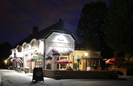 Pub in Hampshire, England during nightのeditorial素材