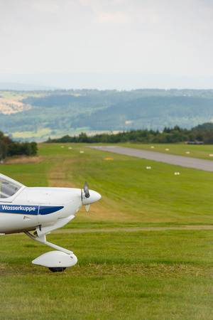 Sportflugzeug auf der Wasserkuppe Richtung Startbahnのeditorial素材