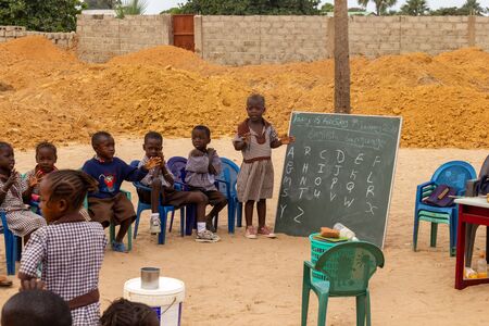 MARIAMA KUNDA, GAMBIA- JAN 9, 2014: The school is to small to have everyone inside, so one class gets education outsideのeditorial素材