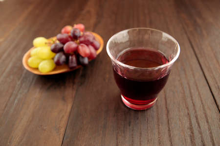 The grapes that are the source of the wine on the tableの写真素材