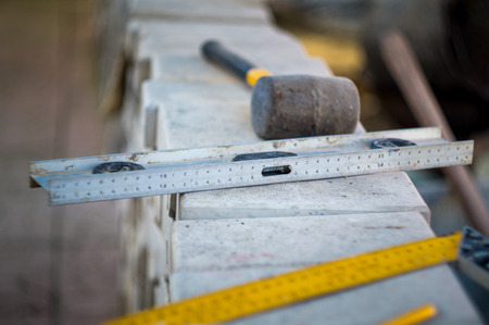 construction kit of hammer and level for laying tiles