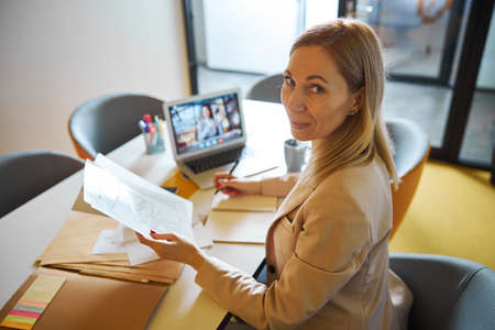 Close up of attractive woman being at workの写真素材
