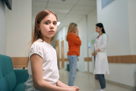 Doctor reporting bad diagnosis and explaining treatment processの写真素材