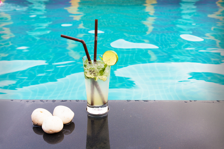 Close up  Cocktail margaritas with lime near the swimming poolの写真素材