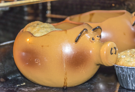 Pig baking cute funny pot food cupcake bakery
の写真素材