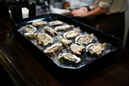 Fresh oysters on the ice tableの写真素材