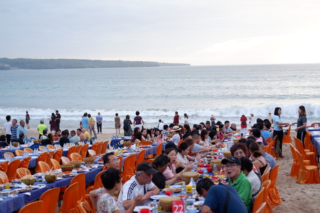 eat together at the beachのeditorial素材