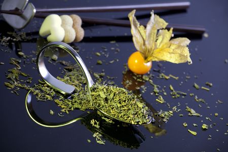 Dried green tea leaves, close-upの写真素材