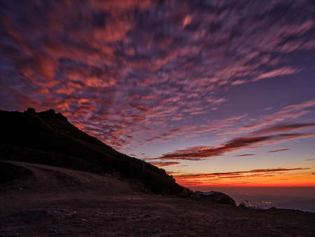 At 5 o'clock in the morning, a burning cloud was photographed on the top of Danan Mountain.