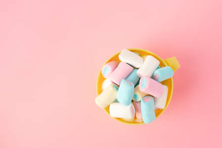 multicolored colored vibrant marshmallows in a bowl on a pink backgroundの写真素材