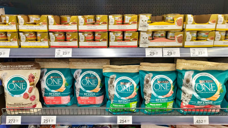 Dnipro, Ukraine - April 09, 2025: Shelves of dry and wet cat food in a supermarket. concept of pet nutrition, shopping choices, varieties.のeditorial素材