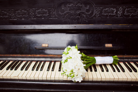white bridal bouquet  on the pianoの写真素材
