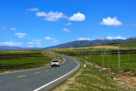 Asphalt road under the clear blue skyのeditorial素材