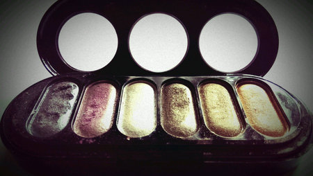 Eyeshadow isolated on whiteの素材