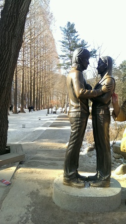 Winter Sonata character statue in Nami Islandの素材