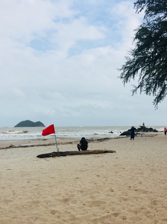Warning flag at Songhkla beachの素材