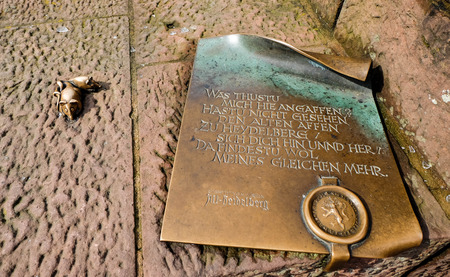 Heidelberg, Germany - June 12, 2016: Bronze Mice and bronze badge with German Poem from Zeiller next to bronze monkey statue of Heidelberg, Germany.のeditorial素材