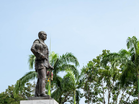 Oct 24, 2016 - Phetchaburi, Thailand: King Chulalongkorn bronze statue at Phra Ram Ratchanivet, Phetchaburi, Thailand.のeditorial素材