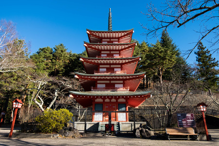 Dec 8, 2016 - Kawaguchi, Japan:  Red Chureito pagoda stands alone in morning of winter.のeditorial素材