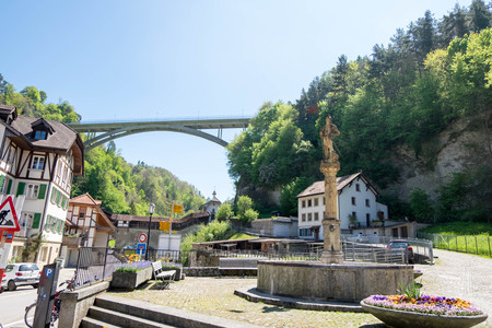 May 10, 2017 - Fribourg, Switzerland: a part for cityscape of Fribourg town. Dry fountain with old soldier holding flag at toll.のeditorial素材