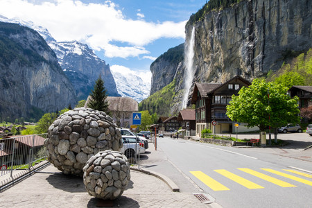 May 12, 2017 - Lauterbrunnen, Switzerland: View of Staubbach waterfall in Lauterbrunnen, one of 72 waterfalls in valley and the third highest falls in Switzerland.のeditorial素材