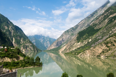 Jul 16, 2017 - Sichuan, China: Dezihai or Dezi lake running through Sichuan.のeditorial素材