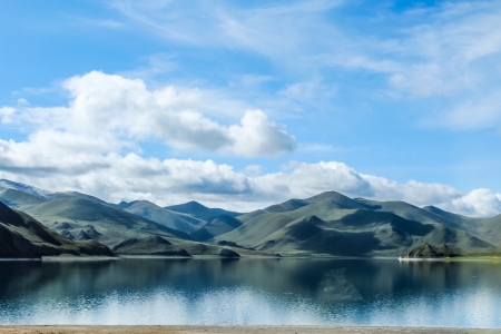 Beautiful landscape with high altitude lake cloud and mountains during a sunny dayの写真素材