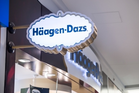 MINNEAPOLIS,MN - SEPTEMBER 26: Haagen Dazs store and logo in Mall of America, in Minneapolis, MN, on September 26, 2013. のeditorial素材