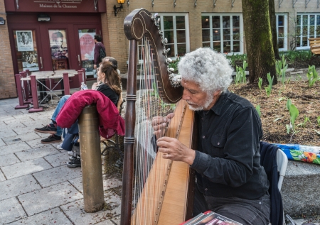 QUEBEC CITY, QUEBEC, CANADA - JULY 21: Street artist of Quebec City performing, in Quebec City, Quebec, Canada, on July 21, 2013.のeditorial素材