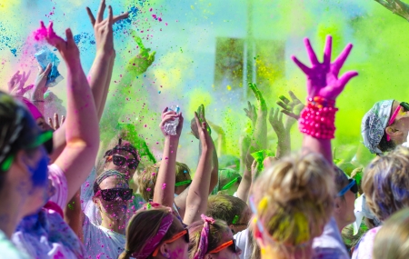 MINNEAPOLIS, MN - SEPTEMBER 8: Minneapolis color run  2013 with a lot of participants, in Minneapolis, MN, on September 8, 2013. People from all walks of life participated in the run. のeditorial素材