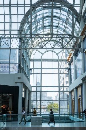 TORONTO, ON, CANADA - OCTOBER 30: Very busy corridor in Eaton Center mall, the largest mall in downtown Toronto, in Toronto Canada on October 30, 2013のeditorial素材