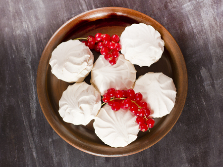 Fresh red currants and the white marshmallowsの写真素材