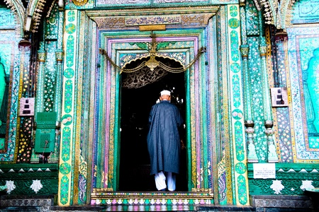 Old man entering a mosque in Srinagarのeditorial素材