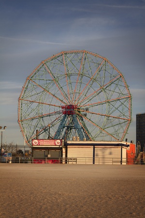 View of the Coney Island big wheel during late fall in the morningのeditorial素材