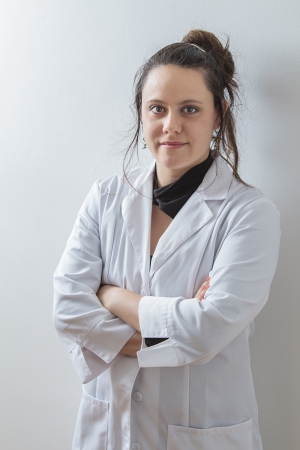 Woman in her thirtie wearing a white lab coatの写真素材