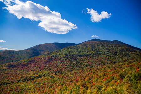 Landscape view of the Adirondak mountain during the fallの写真素材